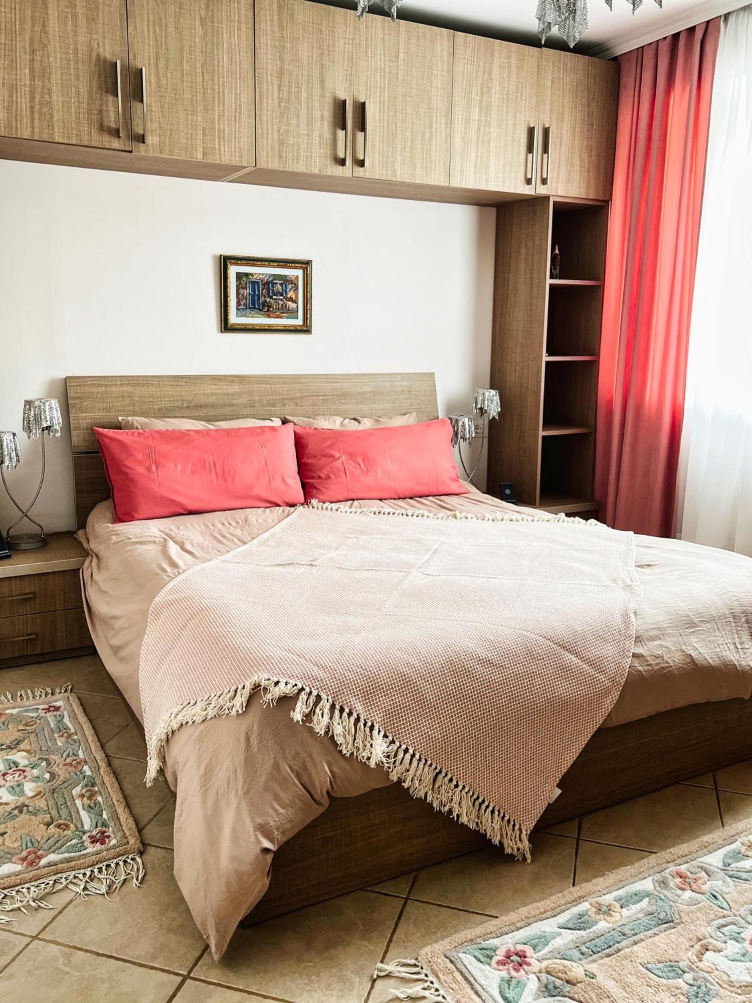 Sunny Central One-Bedroom Apartment Tirana Exterior photo